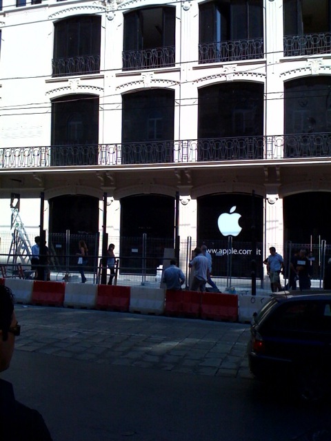 apple store via rizzoli bologna