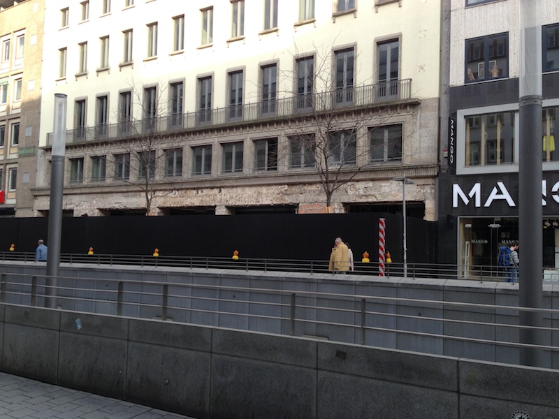 apple_store_hanover_barricades