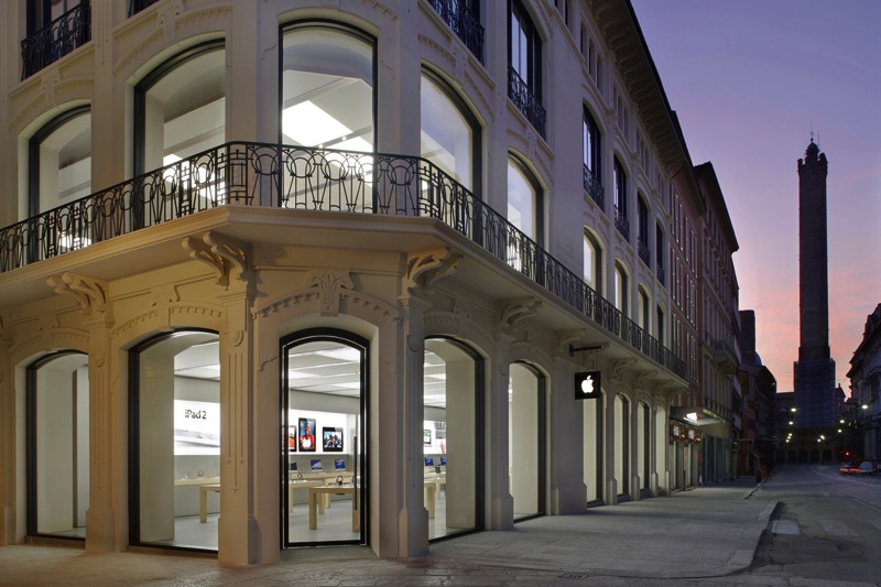 Via Rizzoli Apple Store