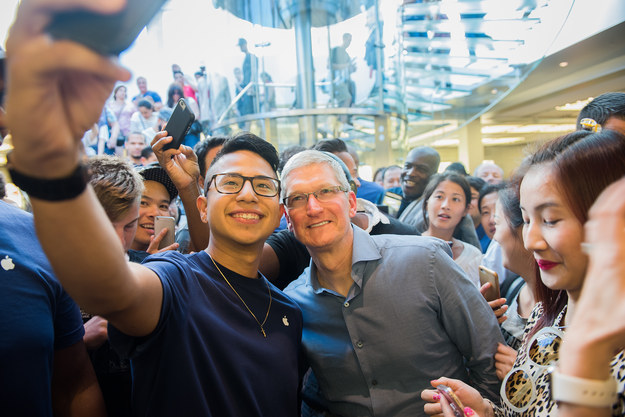 Tim Cook apple store