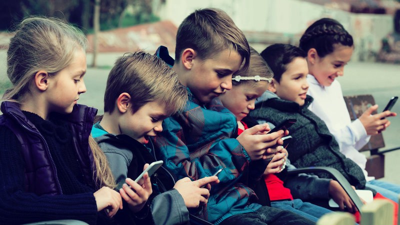 UK to Ban Social Media for Under-16s Starting in 2027