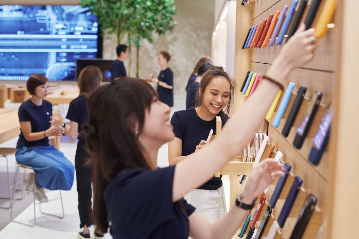 new apple store taipei team setting up 061219 big