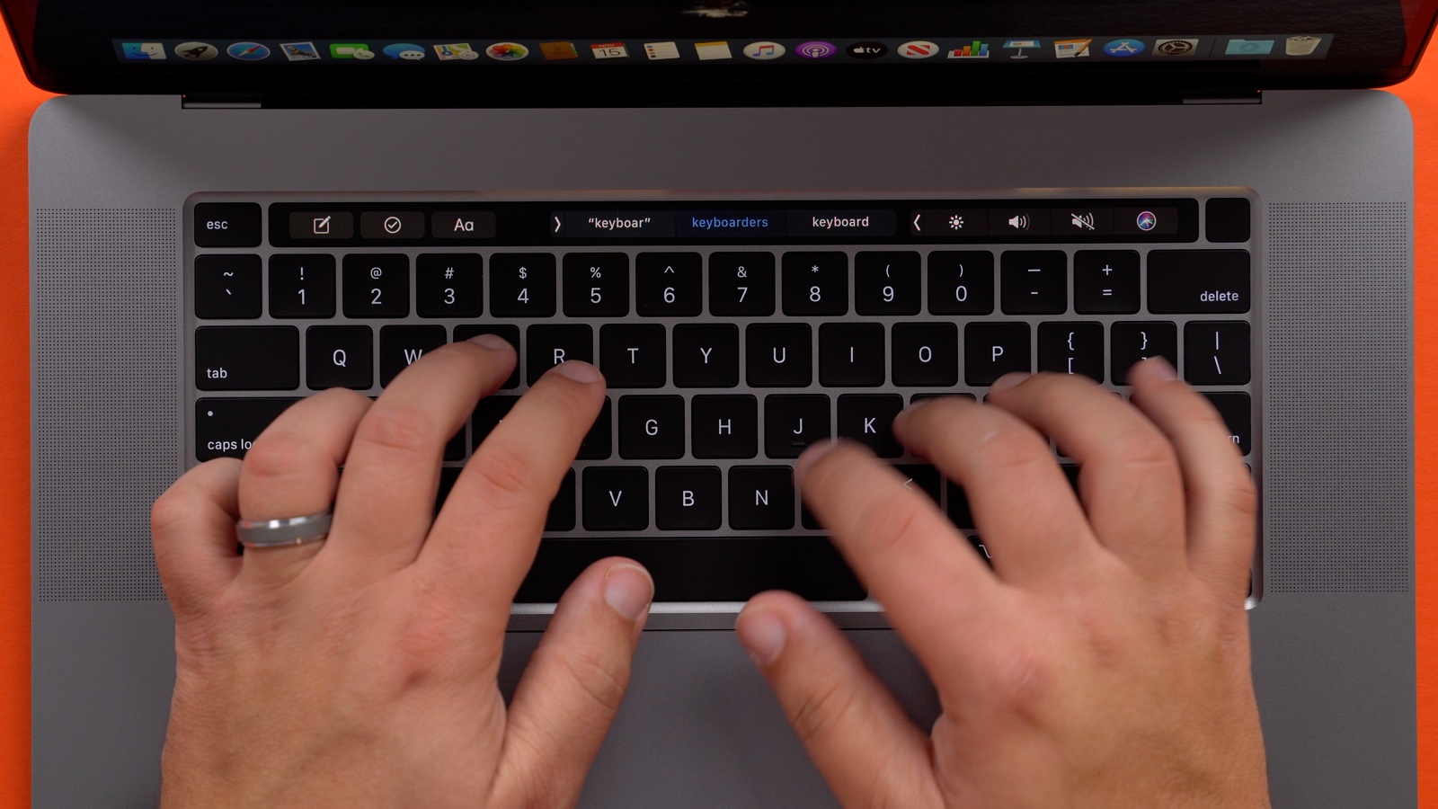 how to clean a macbook keyboadr