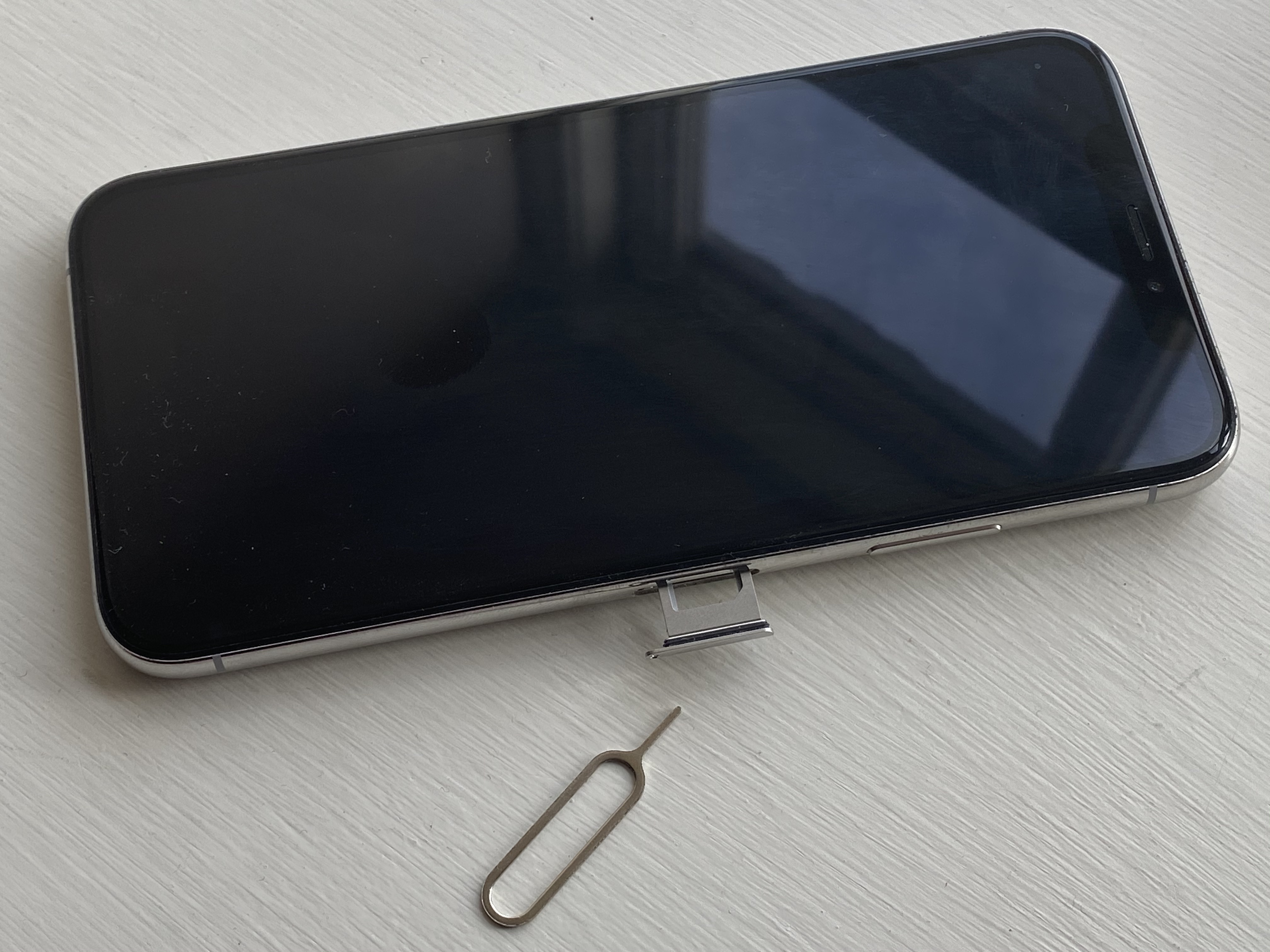 How to Remove the SIM Card From an iPhone or Cellular iPad - MacRumors