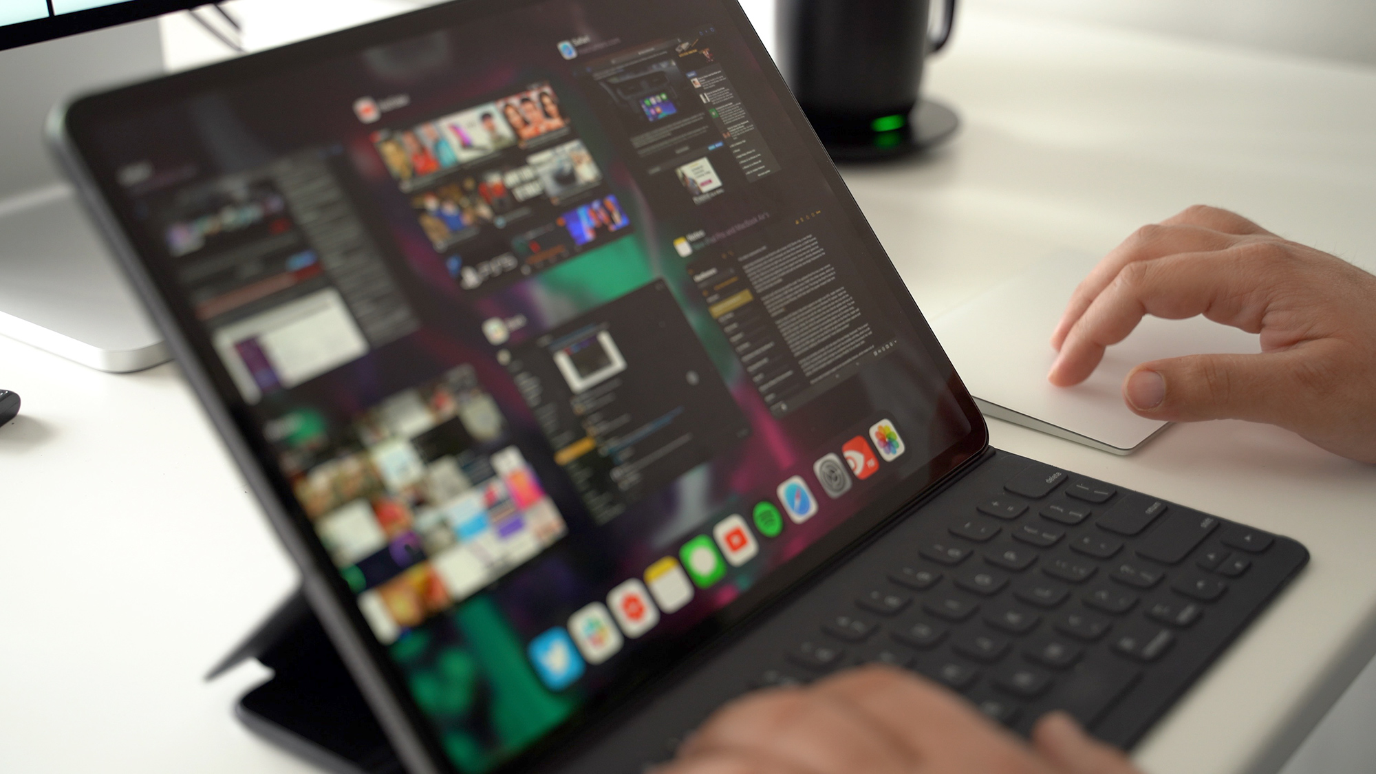 Here's How a Trackpad Works With an iPad Pro in iPadOS 13.4 thumbnail