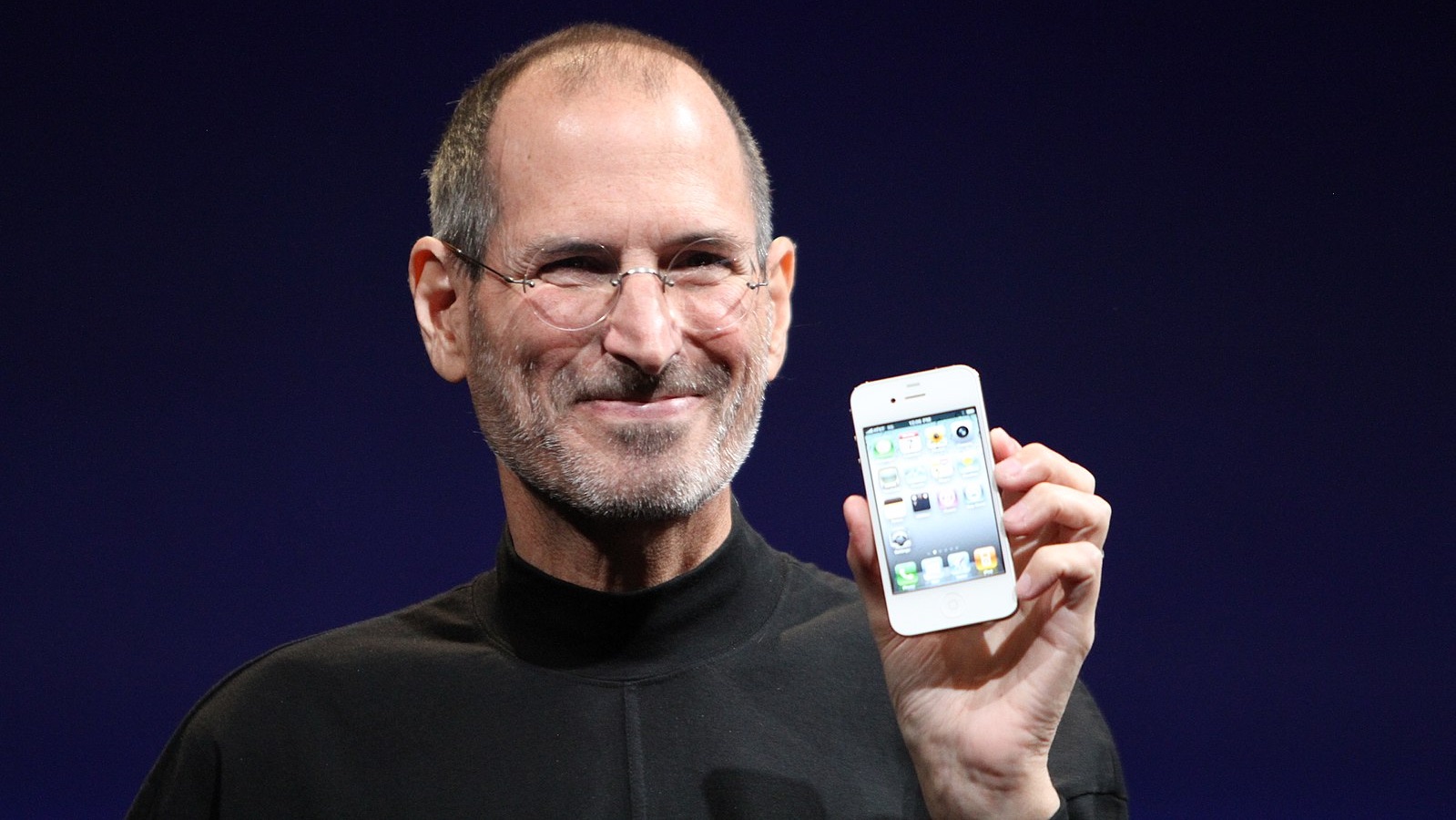 steve jobs holding iphone 4