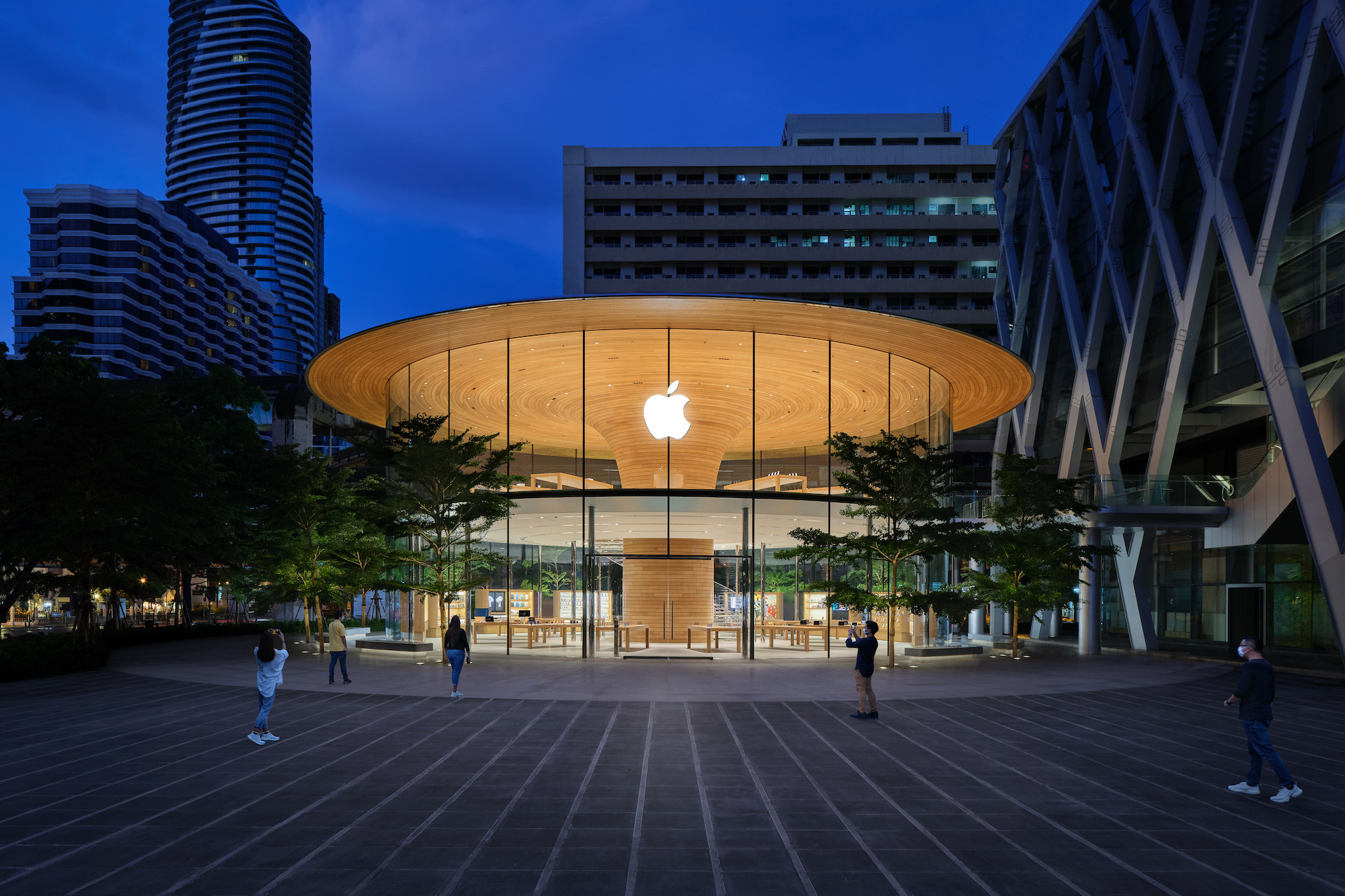 Apple Central World Opens