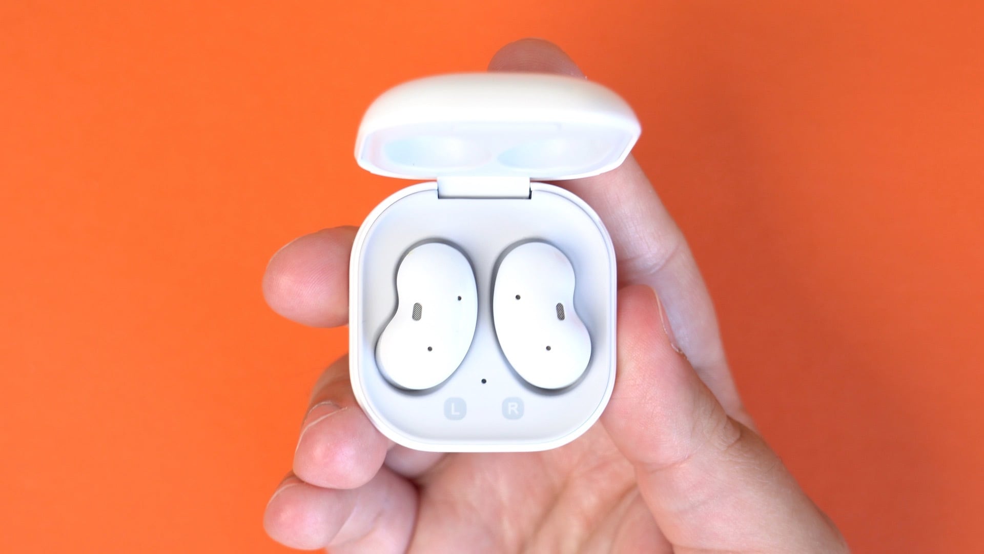 Airpods vs buds. AIRPODS Pro vs Galaxy Buds Pro. AIRPODS Pro 4. AIRPODS Pro и Samsung Buds. Apple Buds Live.
