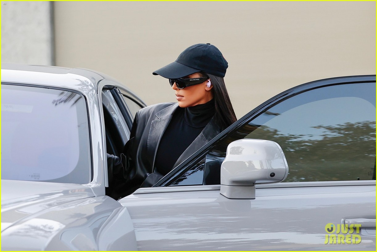 kim-kardashian-beats-fit-pro-1.jpg