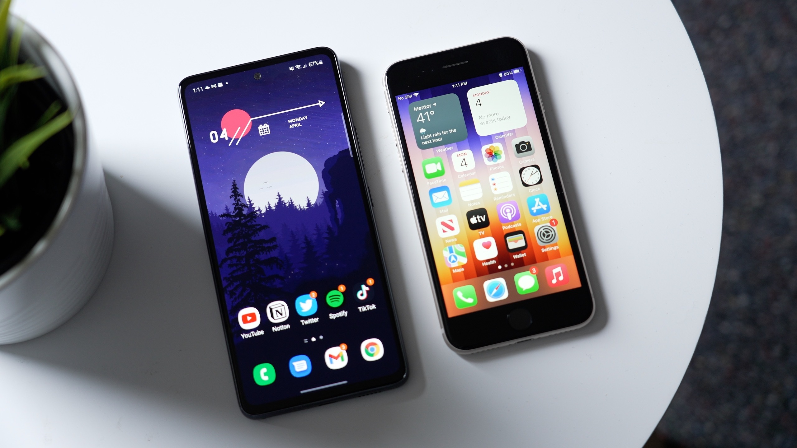 Iphone с поддержкой 5g. Iphone and Samsung 2022. Iphone 13 vs Samsung a53. Iphone se 2022 vs Samsung s22. Apple compare