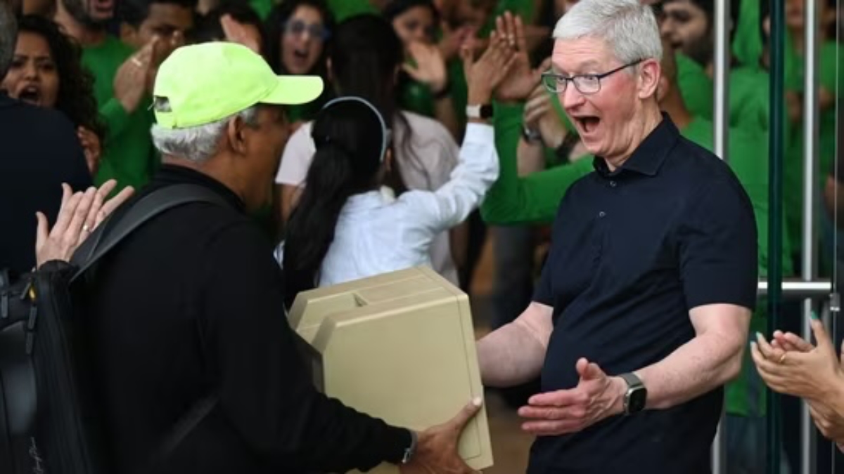 Watch Tim Cook’s Reaction as Fan Brings Vintage Macintosh to Apple Store Opening in Mumbai