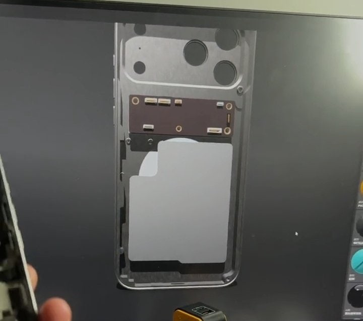 Suposta imagem do Design interno do iPhone 17 Pro Max com bateria de metal