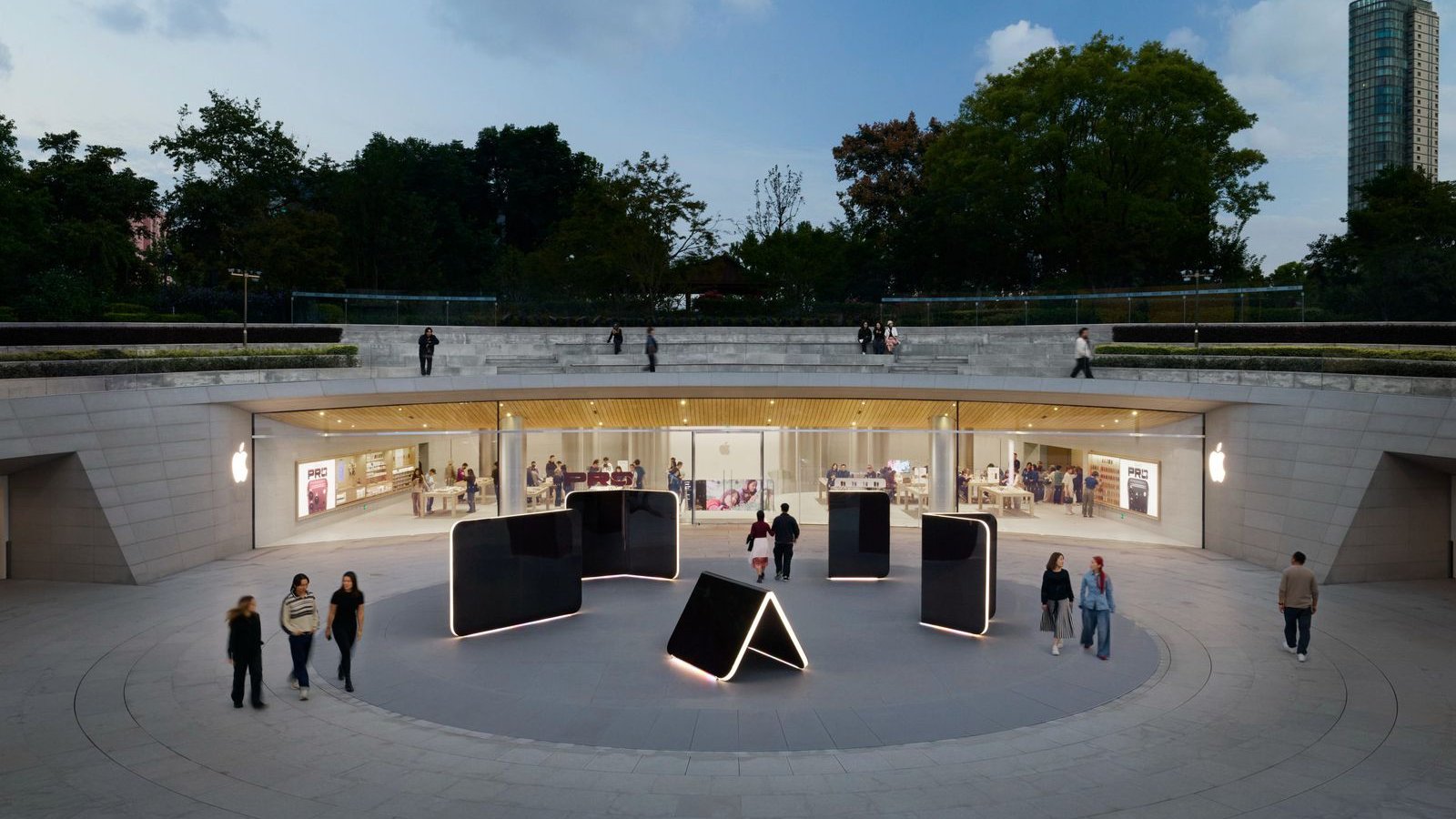 Giant iPhone Duo Displays Coming to Four Apple Stores