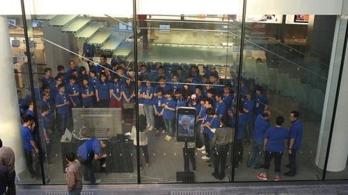 102218 ipad 2 china launch staff 500