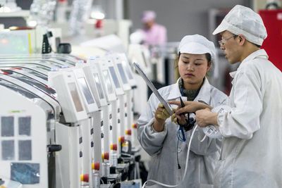 chinafoxconn - تولید آیفون در بزرگترین کارخانه فاکسکان ممکن است در ماه آینده 30 درصد کاهش یابد به دلیل تعطیلی چین