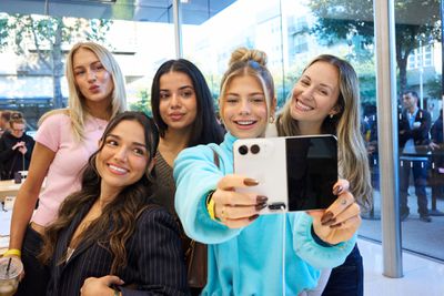Apple Domain NORTHSIDE Austin customers take group selfie with iPhone Duo 261023 big