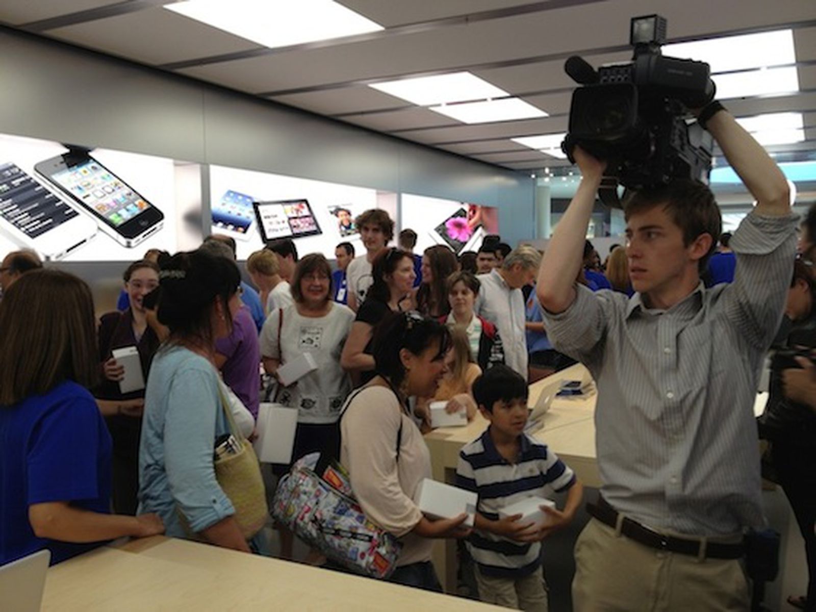 Apple Geniuses Serving 50,000 Users Per Day as 2012 Store Visits