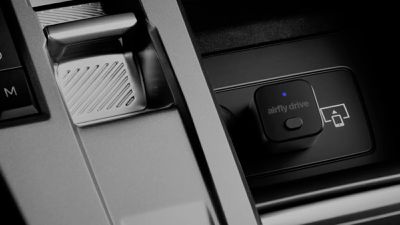 Новый аксессуар «AirFly Drive» превращает проводной CarPlay в беспроводной