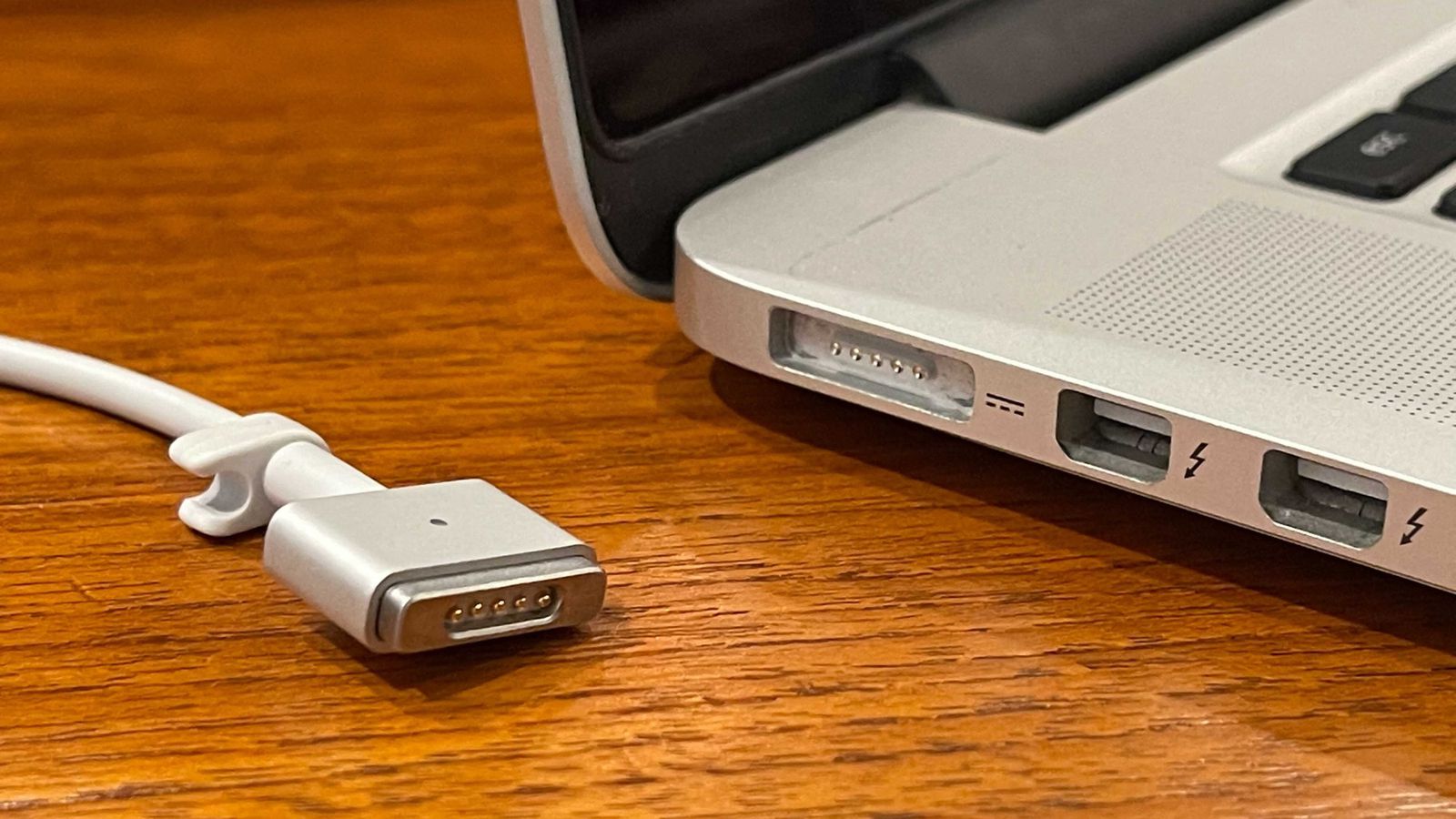Verlenen rijst Op de grond MagSafe is Coming Back to the Mac: A Look Back at Apple's Original Magnetic  Charging Technology - MacRumors
