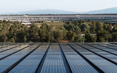 apple park solar - اپل از تامین‌کنندگان می‌خواهد تا قبل از رسیدن به هدف بی‌نظیر کربن در سال 2030 به اثرات زیست‌محیطی رسیدگی کنند.