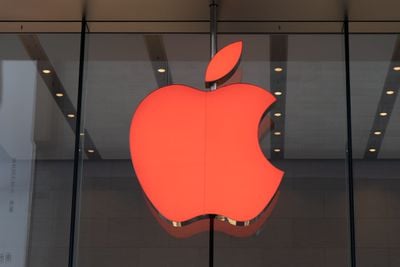 red apple store logo 2021