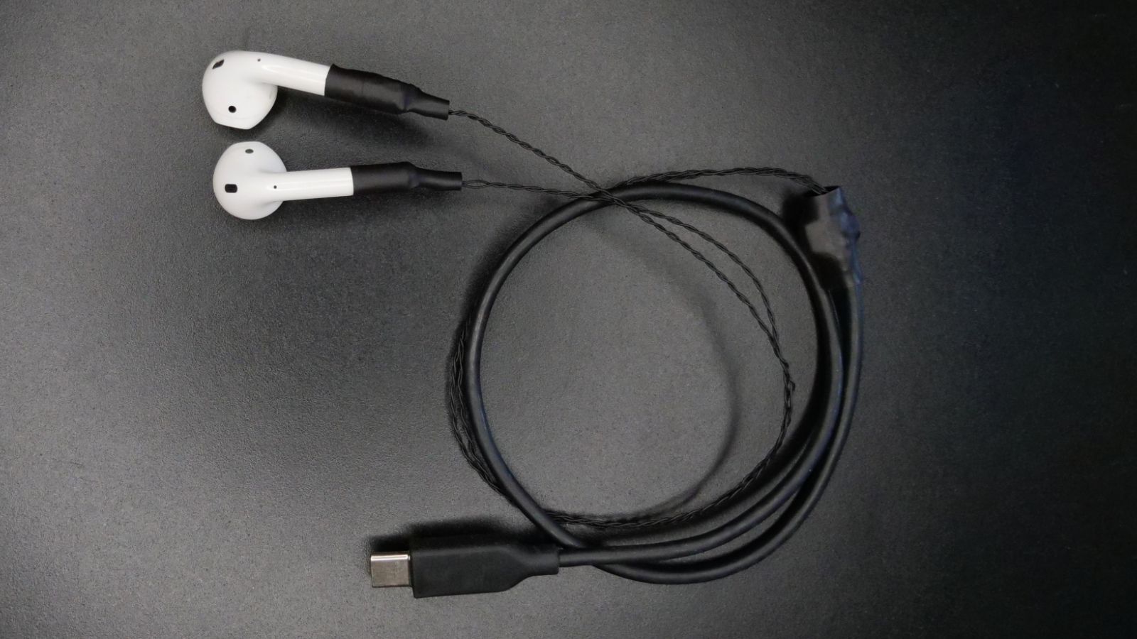 Ingeniero trae cables y conector USB-C a AirPods