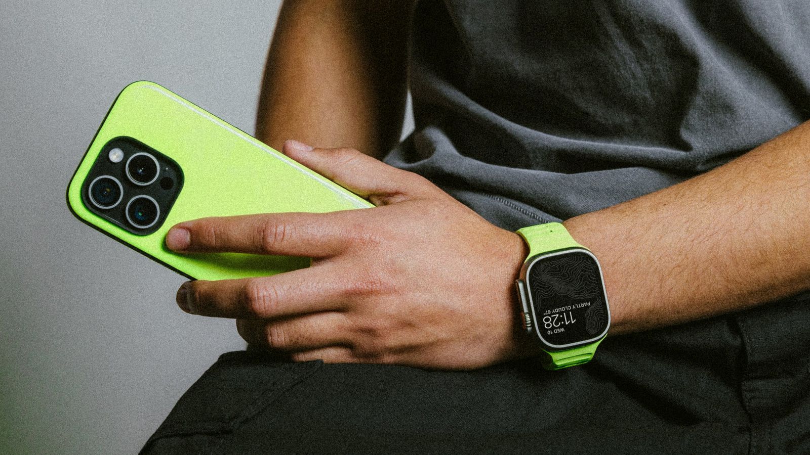 Nomad представляет спортивный ремешок для Apple Watch Glow 2.0 и чехол для iPhone