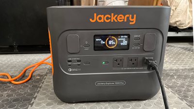 jackery in garage - بررسی: Jackery's Explorer 1500 Pro سریع شارژ می شود و ظرفیت کافی برای همه دستگاه های شما دارد