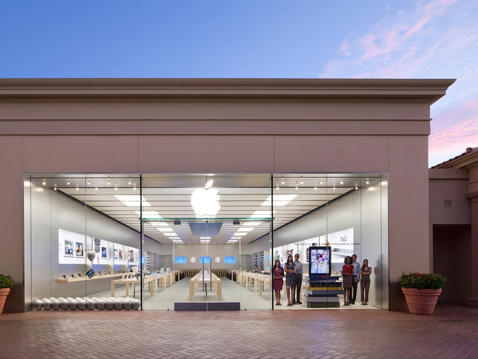 Apple to reclose stores in Las Vegas, other cities as coronavirus