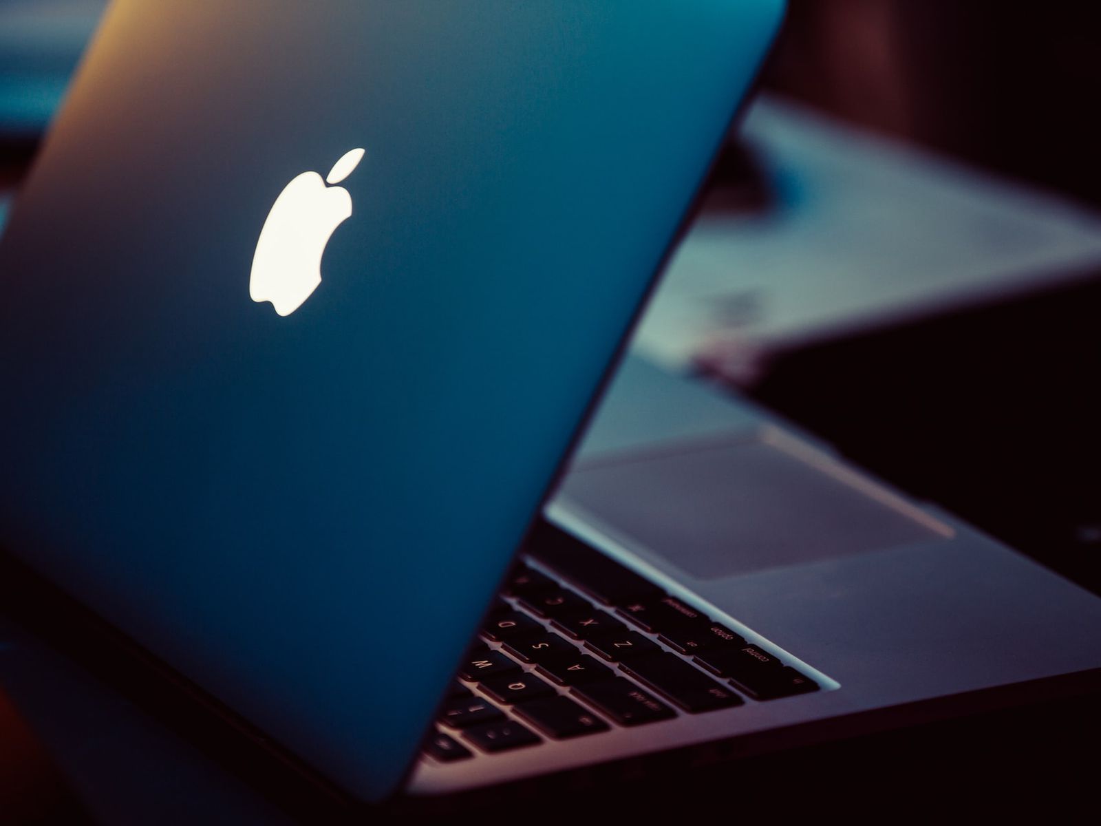 patron Post Ventilere Backlit Apple Logo Could Make a Comeback on Future MacBooks - MacRumors
