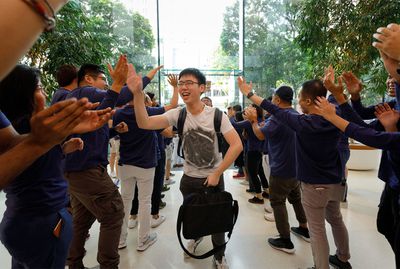 iphone8 launch orchardroad singapore entrance