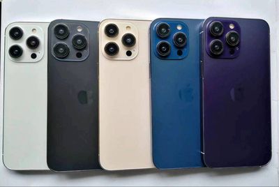 Los colores púrpura y azul del iPhone 14 Pro se ven en modelos ficticios