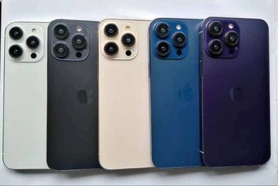 Los colores púrpura y azul del iPhone 14 Pro se ven en modelos ficticios