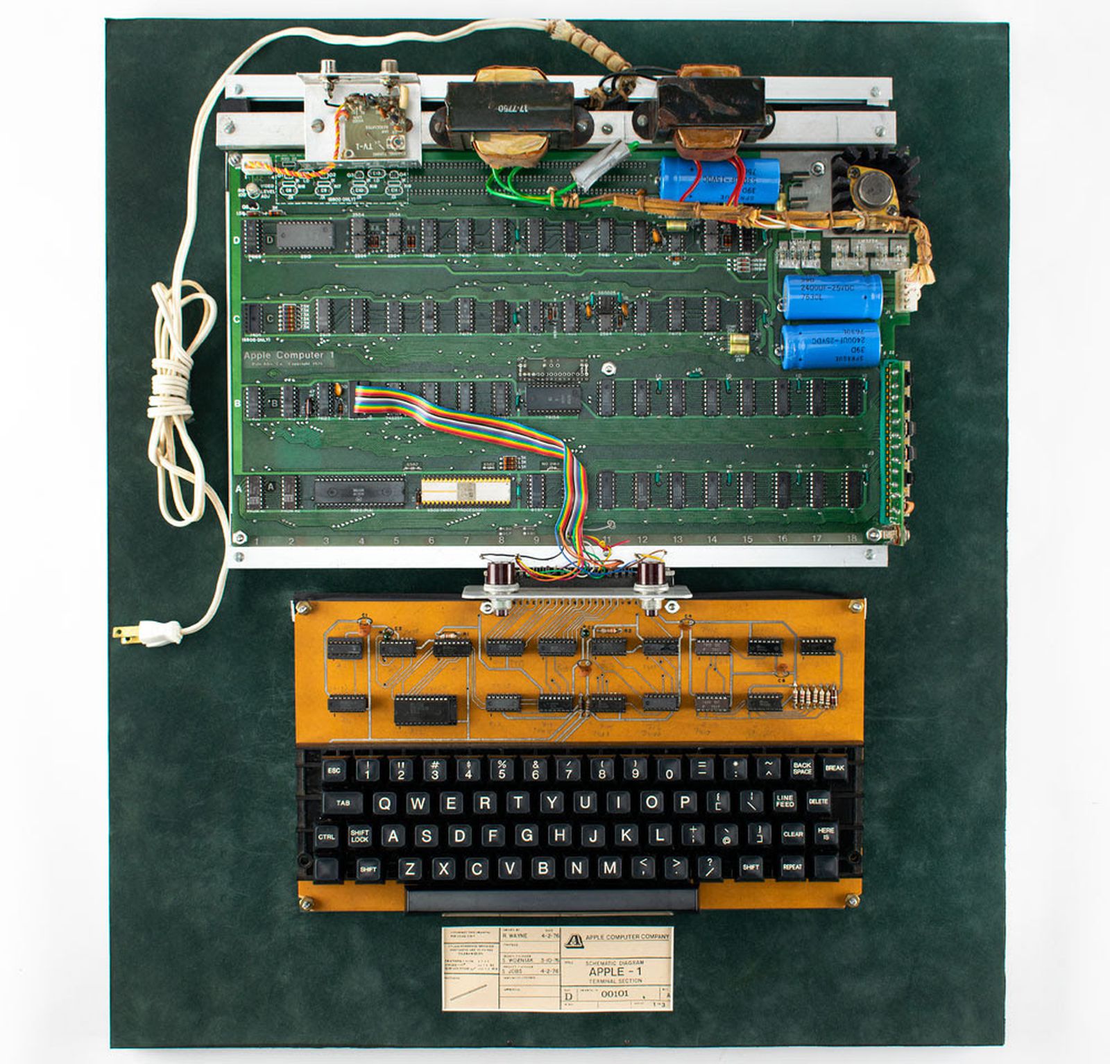 Rare Fully Functional Apple-1 Computer Fetches Over $450,000 at Auction ...