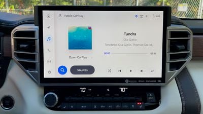 2022 tundra carplay audio native - توندرا 2022 سیستم اطلاعات سرگرمی جدید تویوتا را با CarPlay بی‌سیم و Apple Music روی یک صفحه نمایش غول پیکر قرار می‌دهد