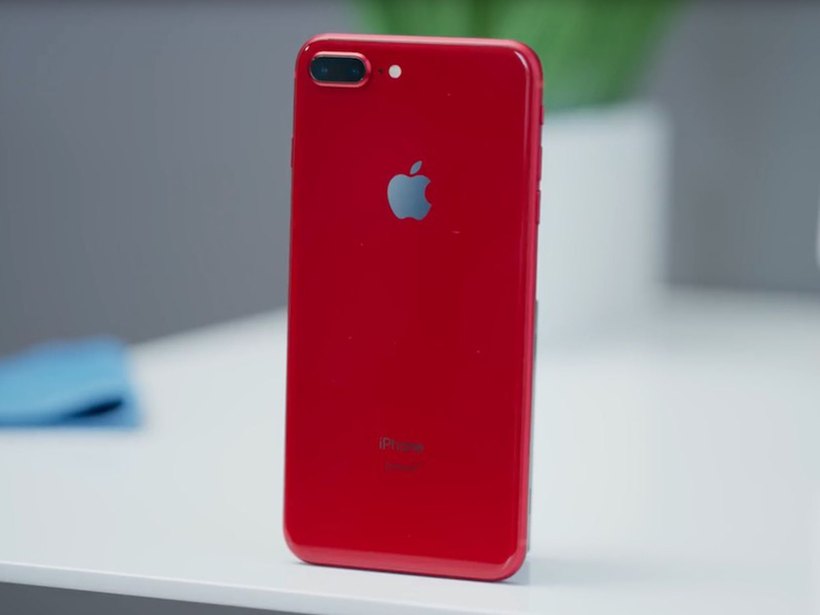 har en finger i kagen sandhed Jeg var overrasket PRODUCT)RED iPhone 8 Plus Gets First Unboxing and Hands-on Video - MacRumors