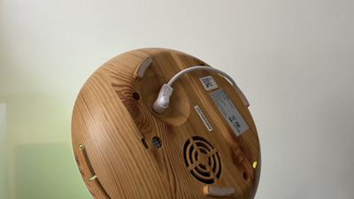 meross smart oil diffuser bottom cable - نقد و بررسی: پخش کننده روغن هوشمند Meross با پشتیبانی از HomeKit به خانه شما عطر می بخشد