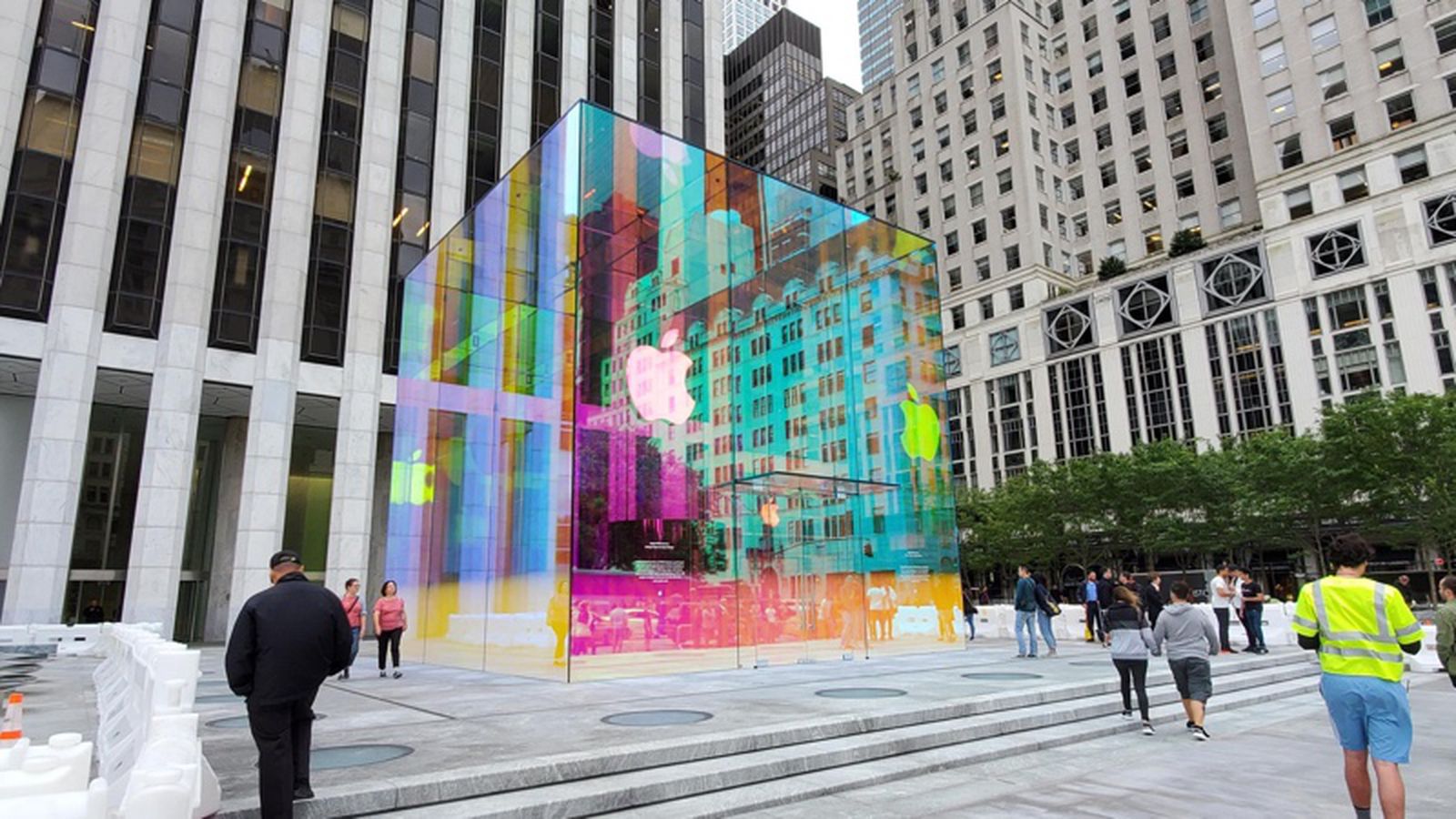 Inside Apple's redesigned 'cube' store in New York City