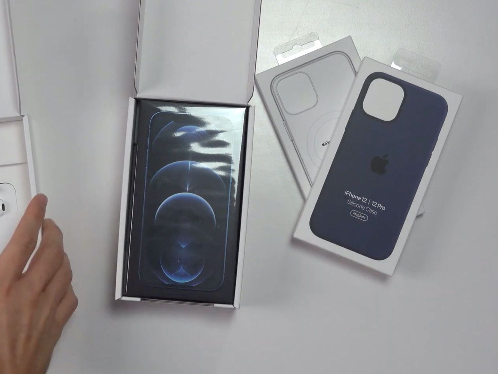 French Iphone Boxes Come Packed In An Outer Box With Separate Earpods Macrumors