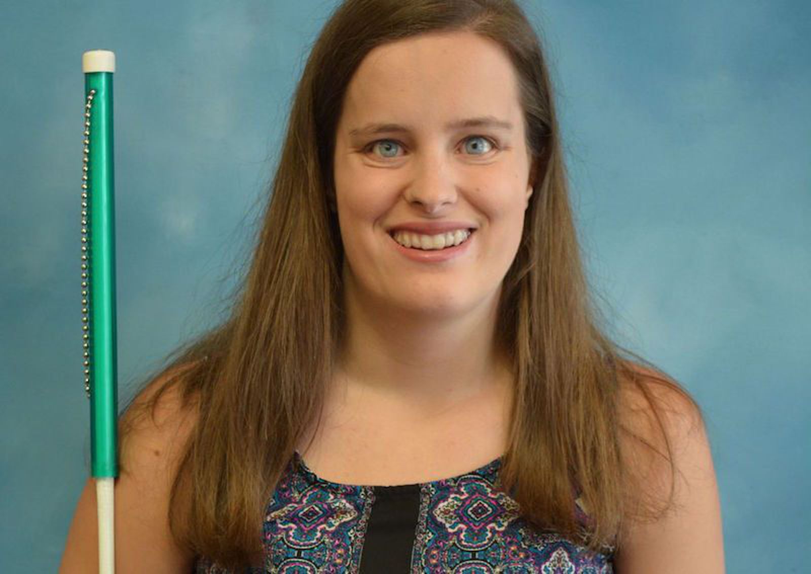 Слепая девушка на улице. Незрячая девушка с тростью. Красивые слепые девушки. Слепая девушка. Красивые слепые девушки.