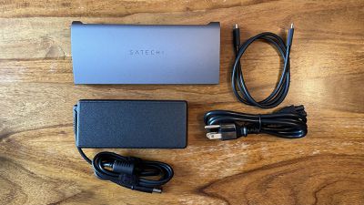 Contents of Saachi Thunderbolt 4 dock review