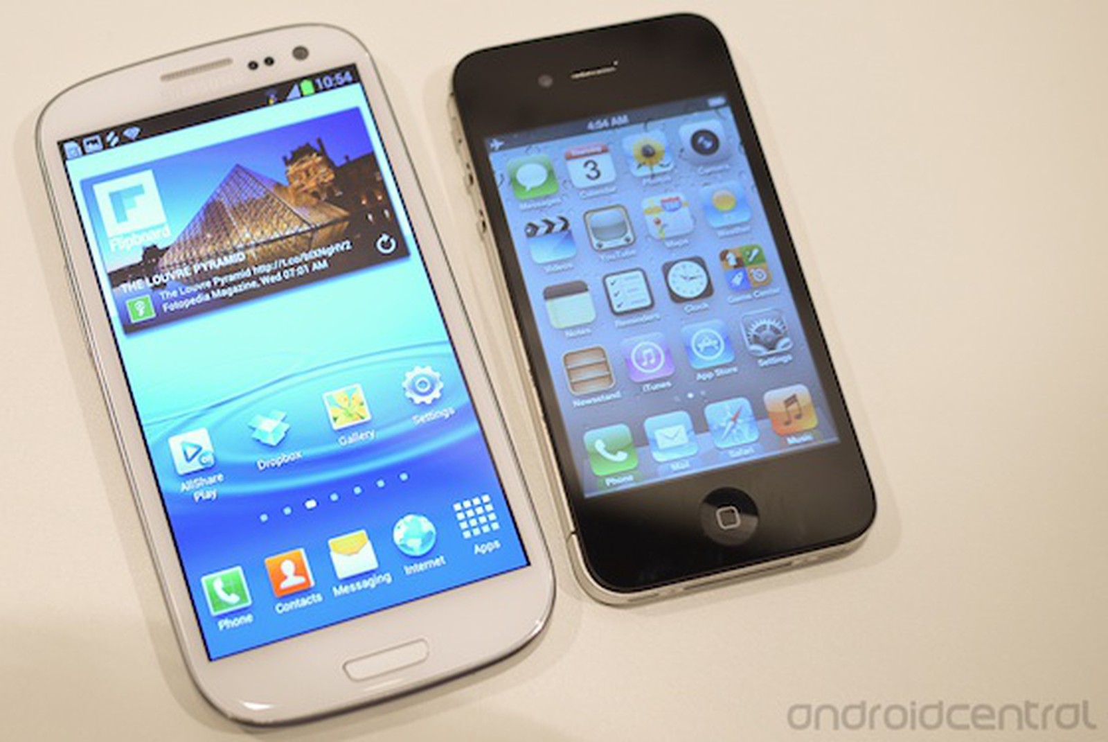 Айфон галакси 4. Iphone Samsung s3. Samsung Galaxy s III И iphone 4. Samsung Galaxy s и iphone 3g. Galaxy 3 айфон.