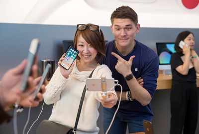 iphonex launch tokyo customer selfiestick 20171102