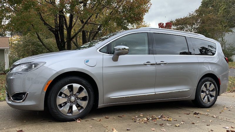 2018 Chrysler Pacifica Hybrid – Uconnect and CarPlay Review