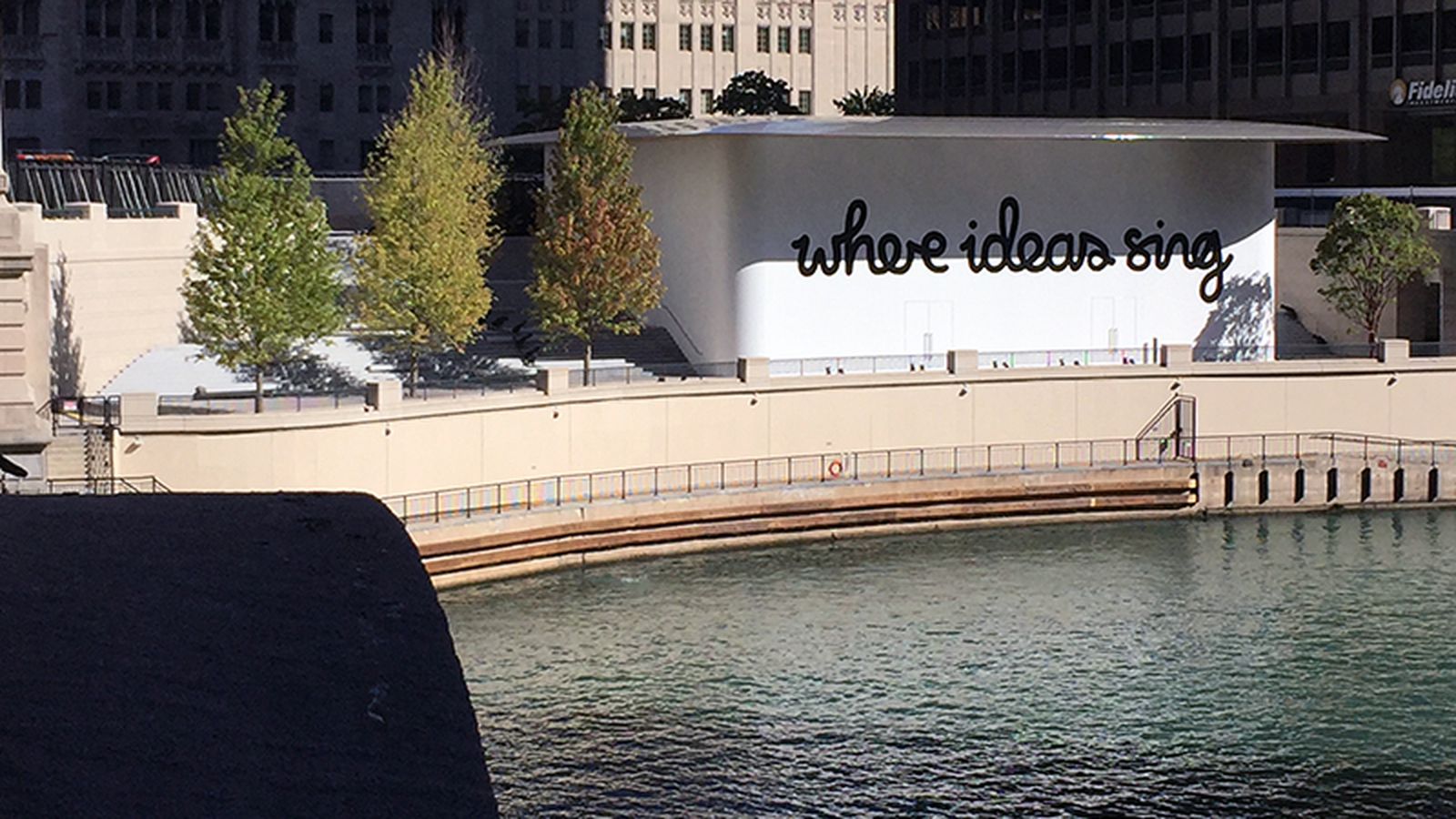 Apple Michigan Avenue lights up Chicago riverfront - Apple (UK)