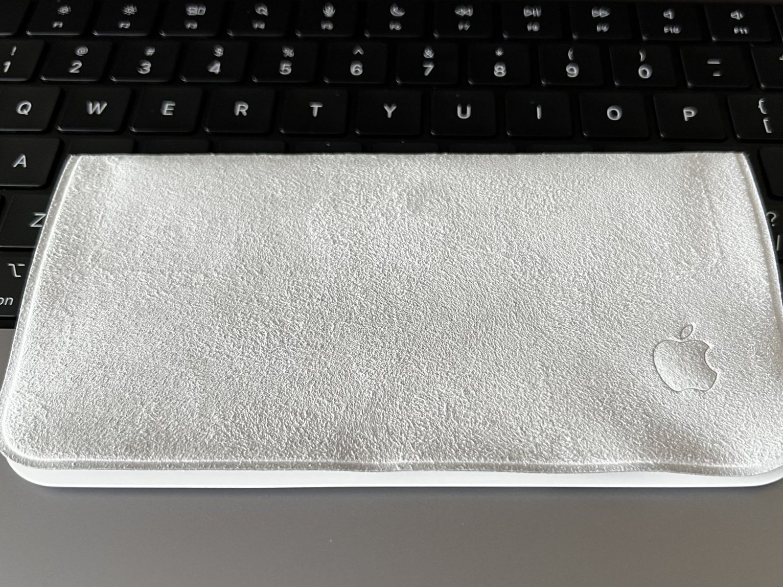 Forbyde firkant abort Apple's Polishing Cloth and AirPods 3 Now Available for Same-Day Pickup at  Select Apple Stores - MacRumors