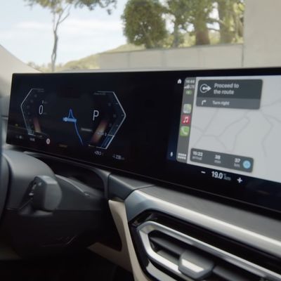 bmw i4 carplay second display