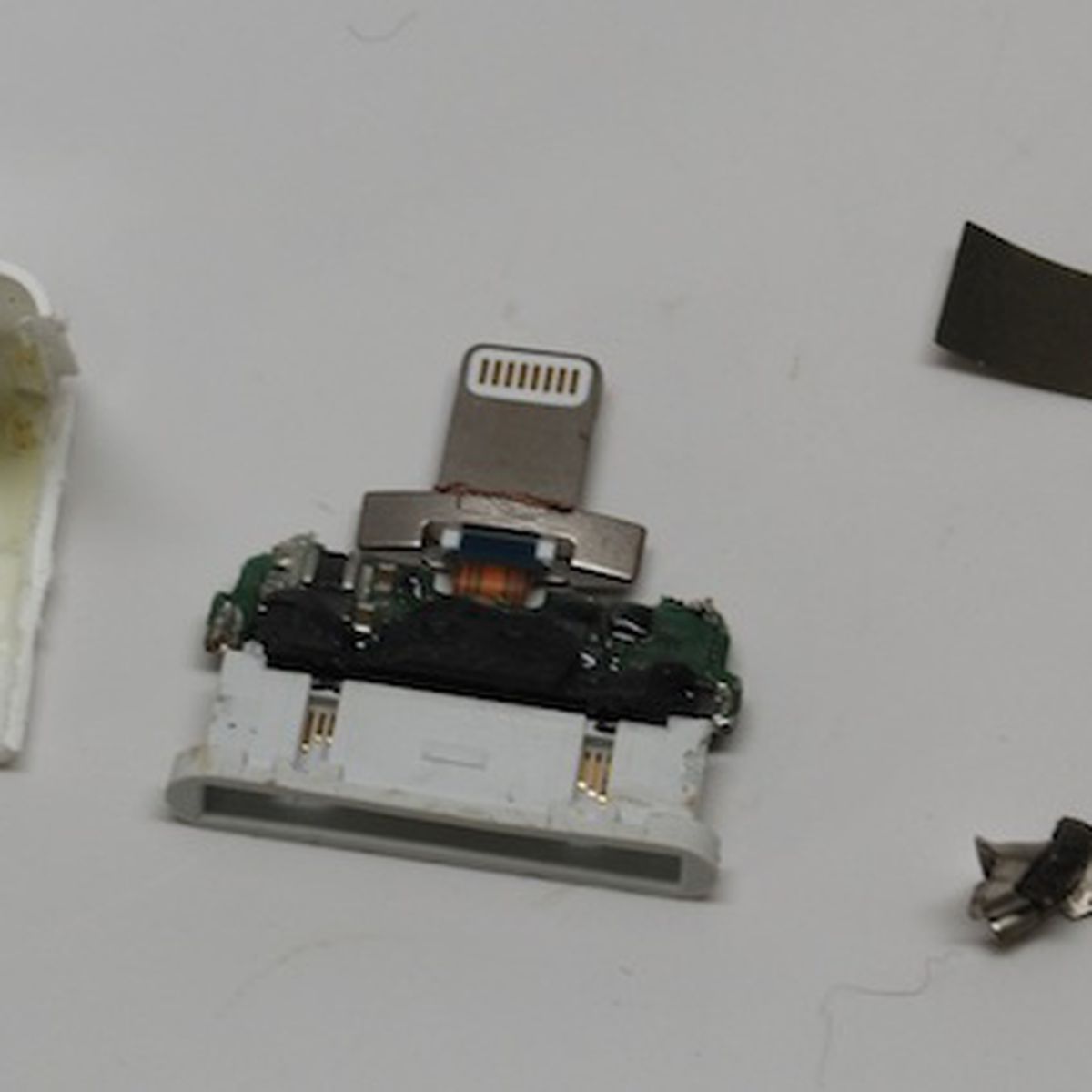 Zwitsers foto schild Apple's Lightning to 30-Pin Adapter Torn Apart, Reveals Several Chips and  Copious Glue - MacRumors
