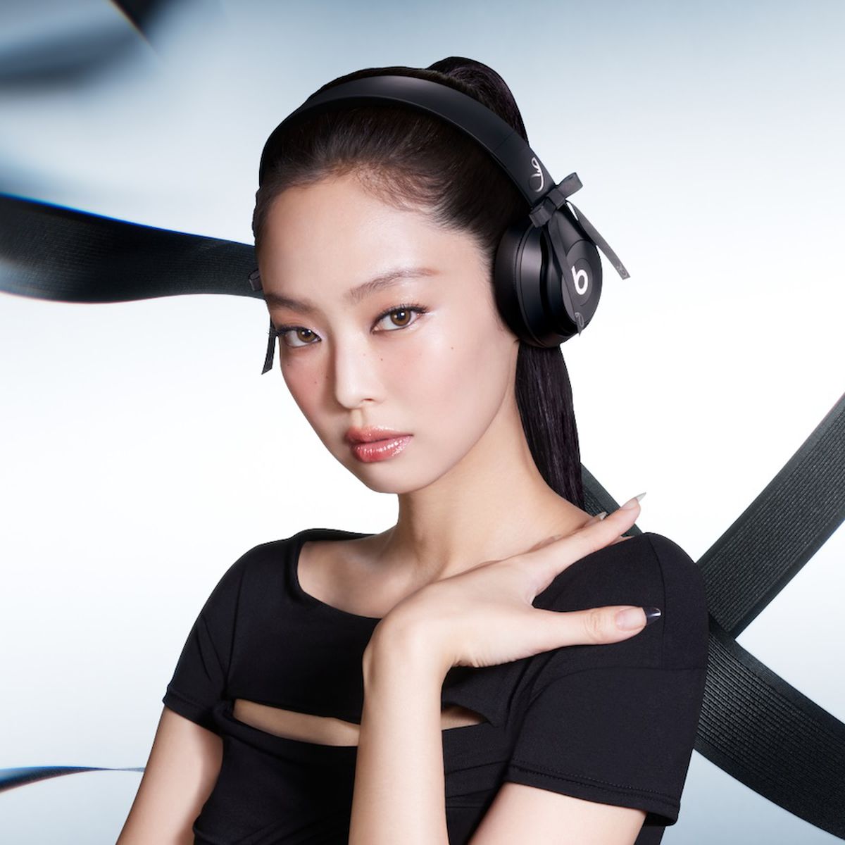 Beats and JENNIE Debut Special Edition Onyx Black Solo 4