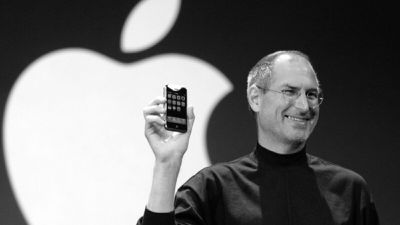 Steve Jobs Holding iPhone - استیو جابز 11 سال پیش امروز درگذشت